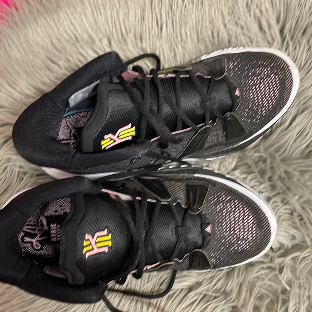 Barely worn, Kyries only on inside courts